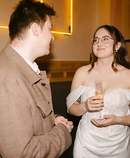 Bruid en bruidegom tijdens hun trouwfeest