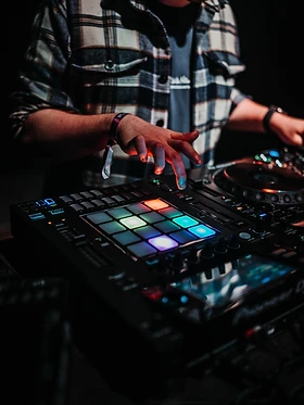 Handen op DJ equipment