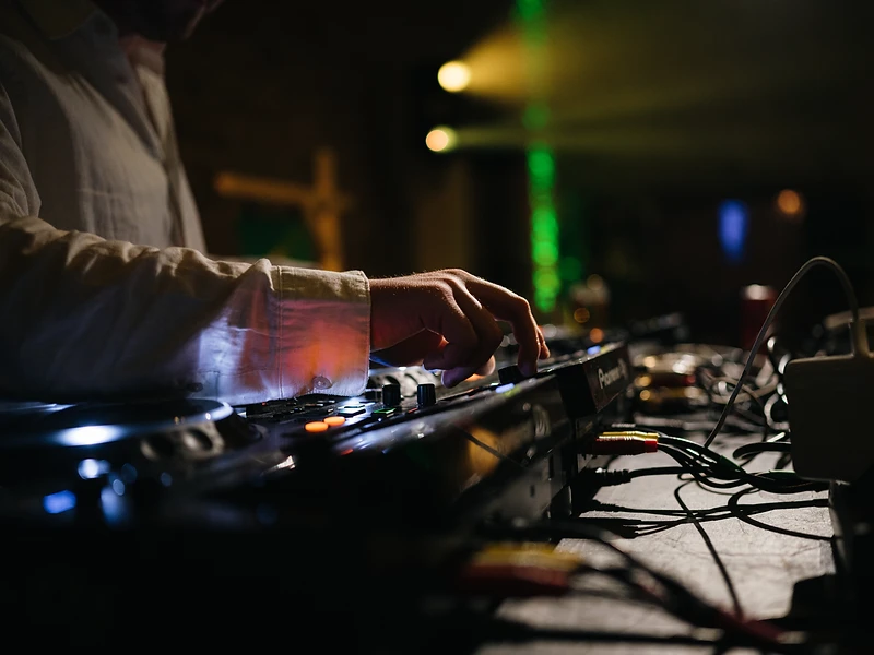 Lennert aan het werk op de DJ controller