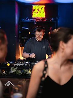 Lennert in een club