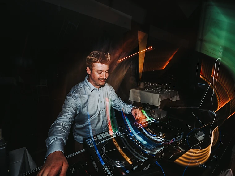 Lennert aan het werk achter de decks