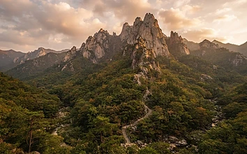 Seoraksan Dinosaur Ridge Hiking Tour
