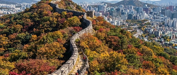 Seoul fortress-wall mountains behind the city