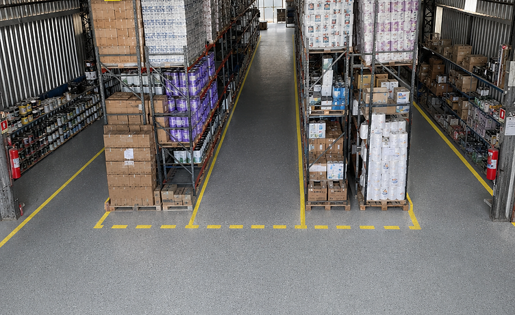 Armazém da VipClean com estoque organizado de produtos de limpeza e descartáveis