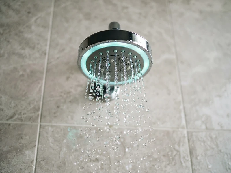 Pommeau de douche économique HYDRAO dans une salle de bains moderne