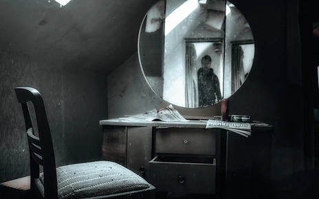 The mirror that remembers