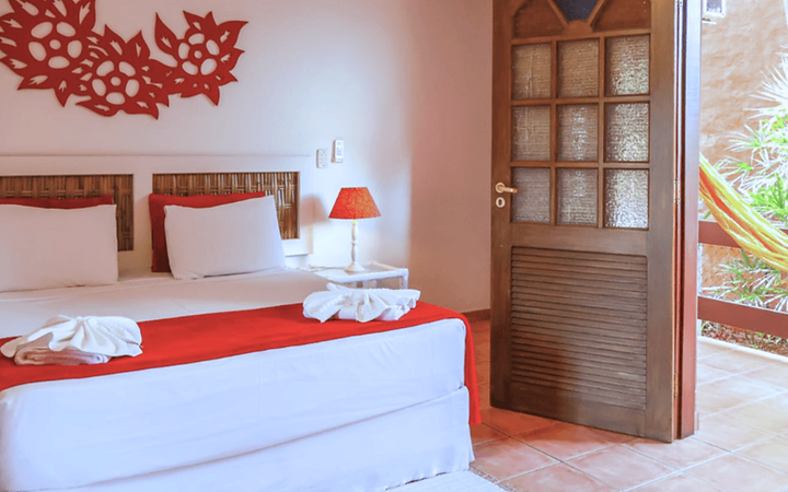 Quarto com cama de casal e decoração vermelha