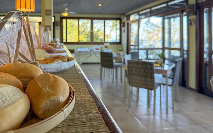 Café da manhã com pães frescos na pousada