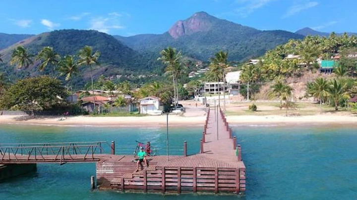 Pier de madeira sobre mar turquesa em Ilhabela