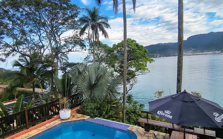 Piscina de borda infinita com vista para o mar