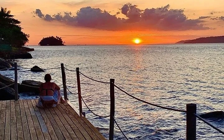 Pôr do sol visto do deque de madeira