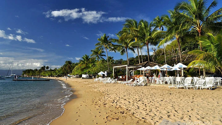 Estrutura de praia com guarda-sóis em Ilhabela