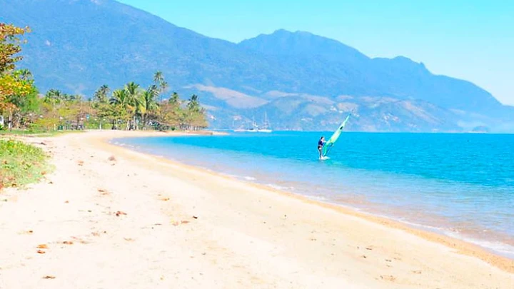 Windsurfista em águas turquesa de Ilhabela