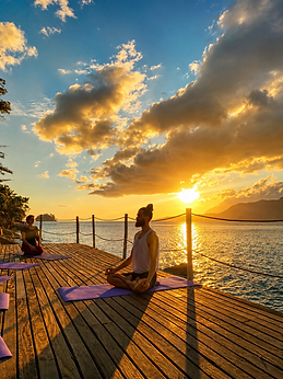 Prática de yoga ao pôr do sol em Ilhabela