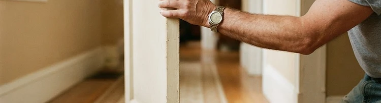 Sticking door, hinge reset