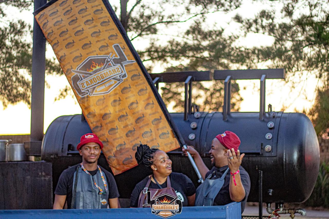 Shambooka's reverse flow smoker at work
