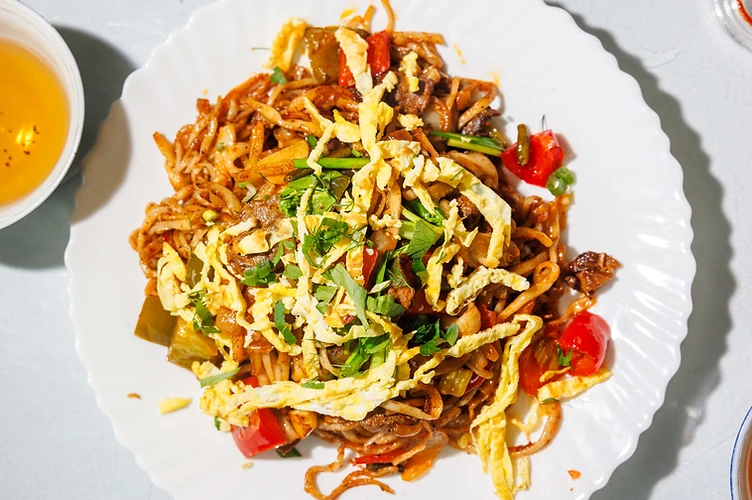Hand-pulled lagman noodles with egg and vegetables
