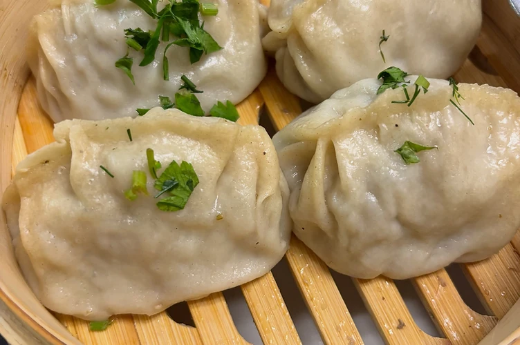 Steamed manty dumplings in a bamboo basket
