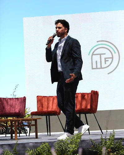Yassir Doutroi hablando en un evento
