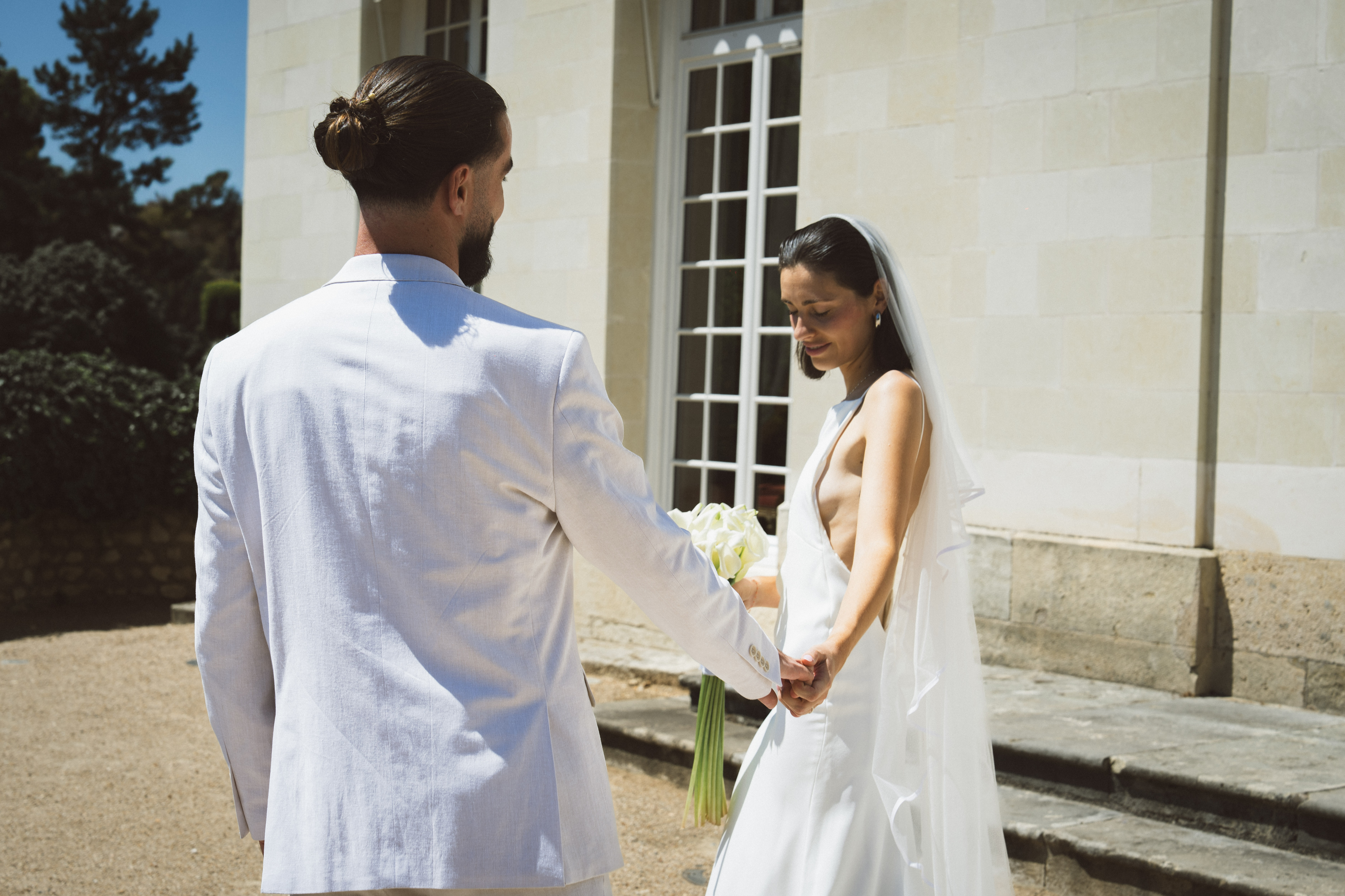 Mariage Lola & Alexis — échange de vœux devant la bâtisse en pierre