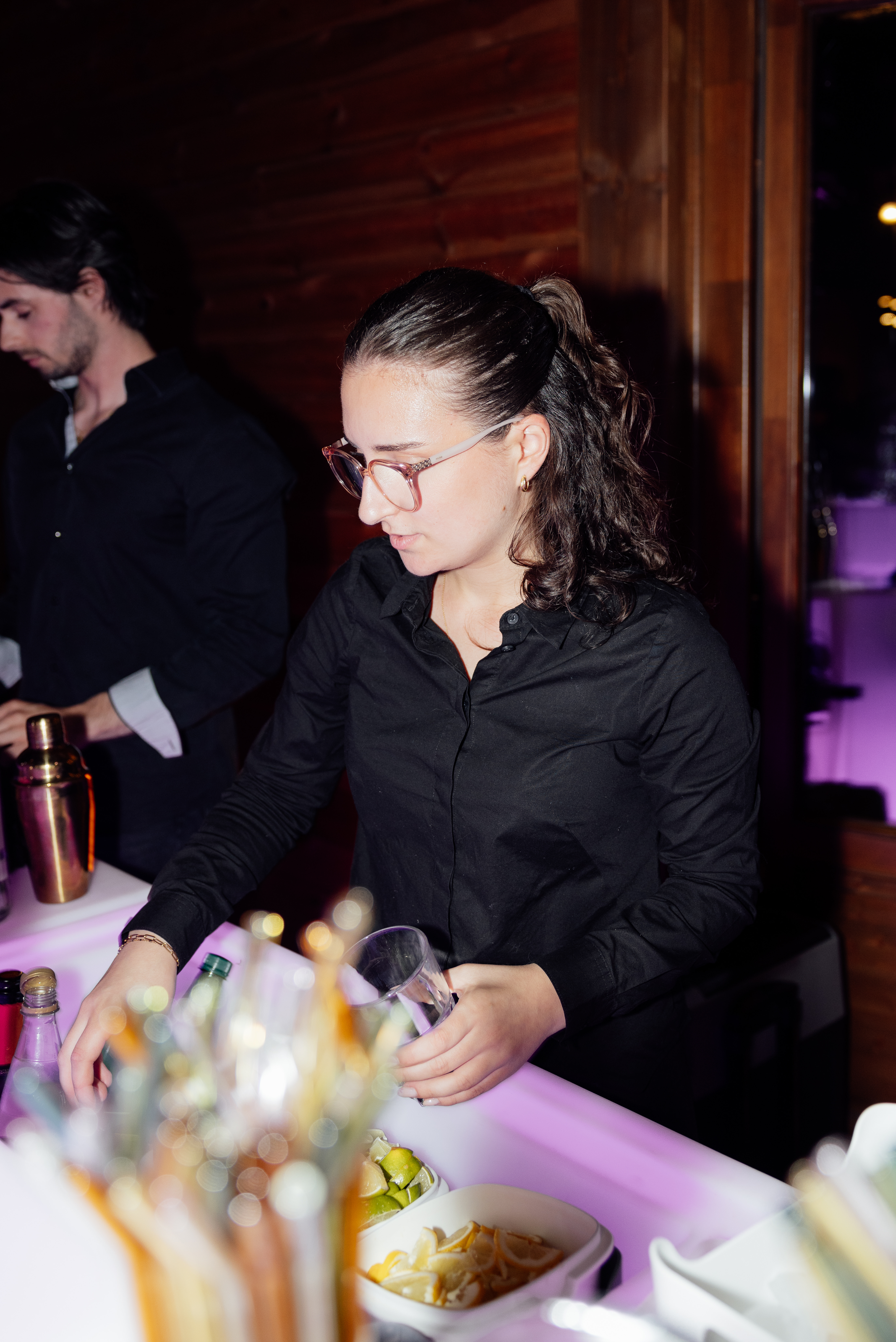 Barmaid Maelstromhotel préparant des cocktails au mariage de Clémence & Corentin