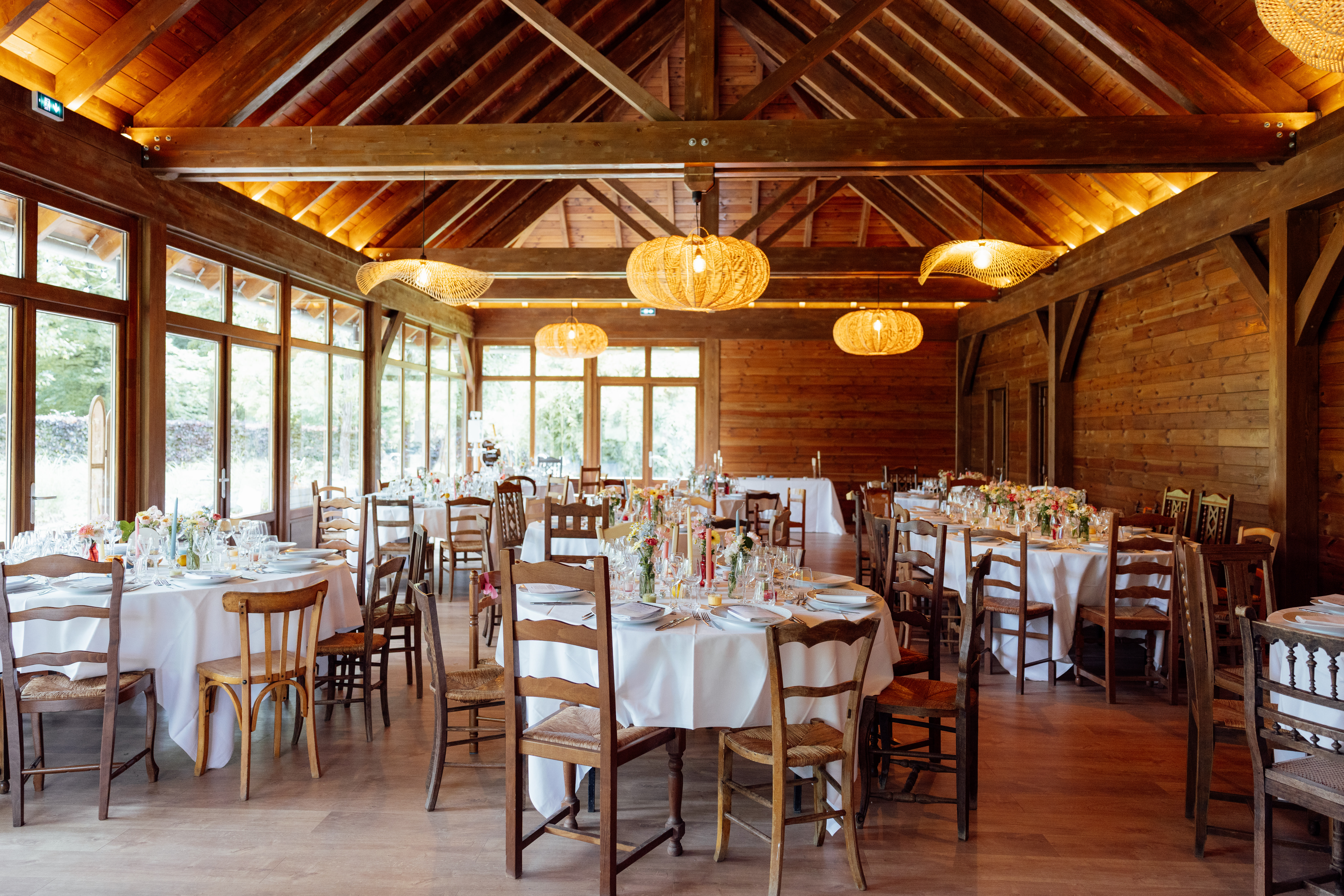 Salle de réception du mariage Clémence & Corentin — ambiance rustique et chaleureuse