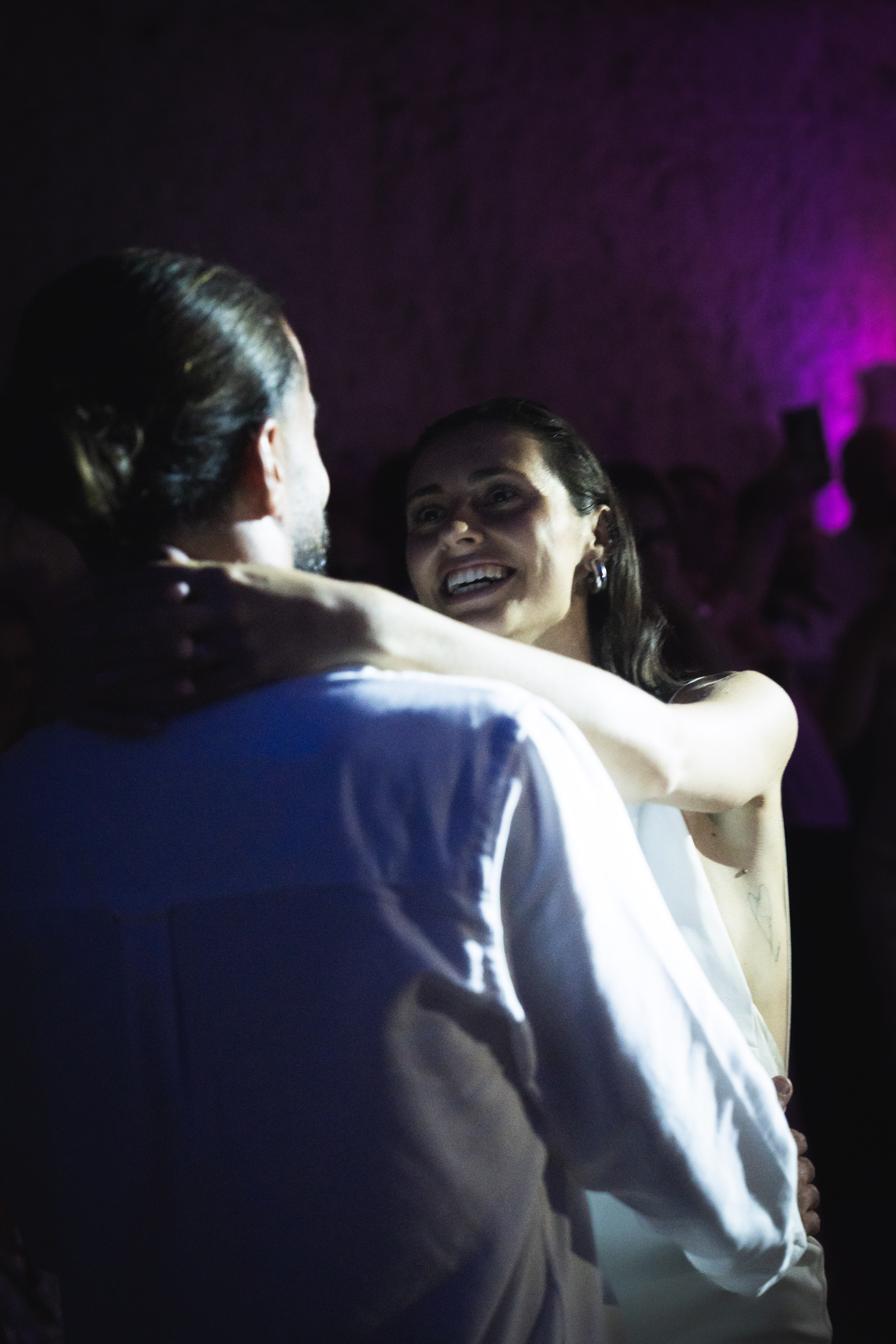 Mariage Lola & Alexis — étreinte lumineuse sur la piste de danse
