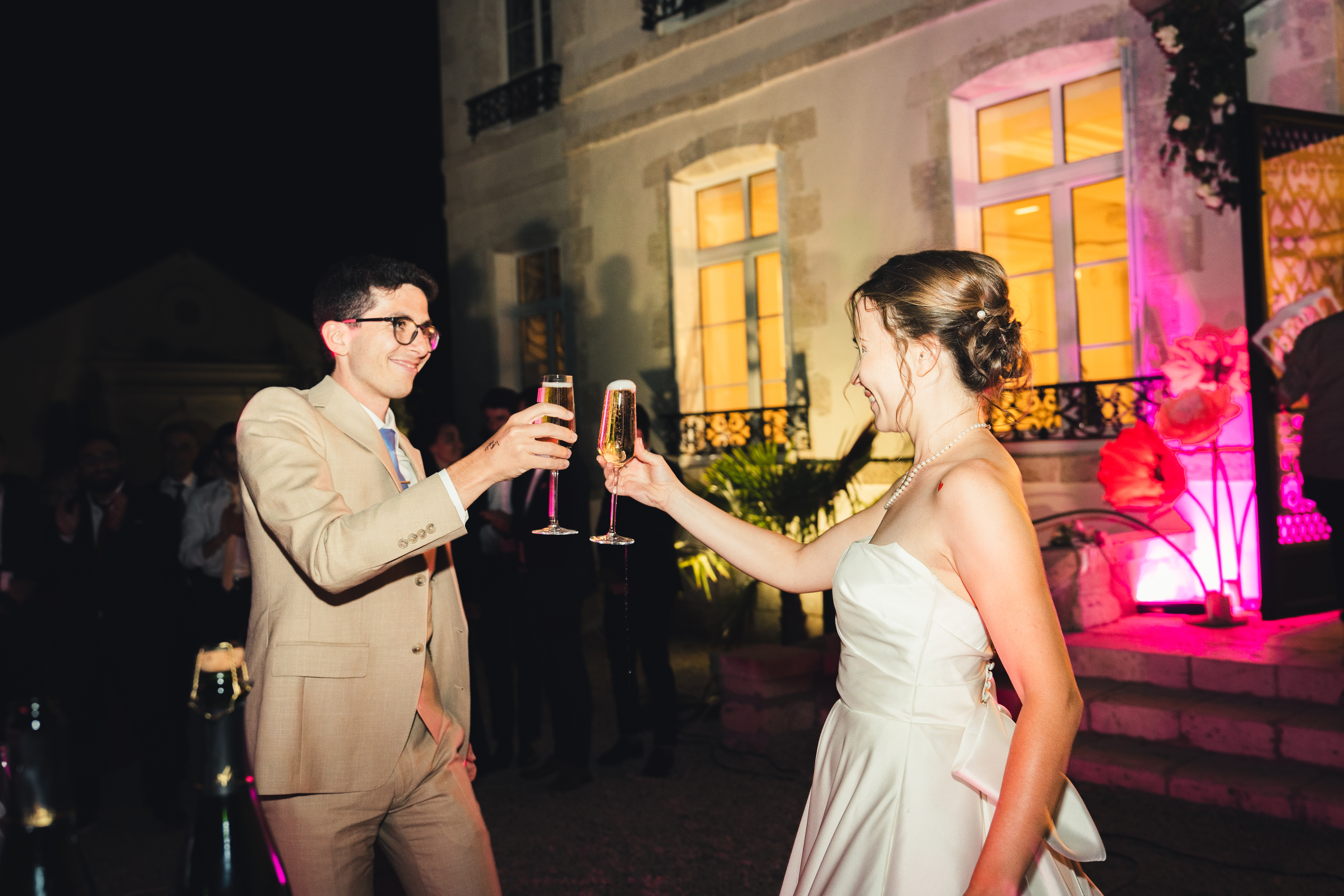 Auriane & Jean-Baptiste trinquent au champagne — Château du Bezy