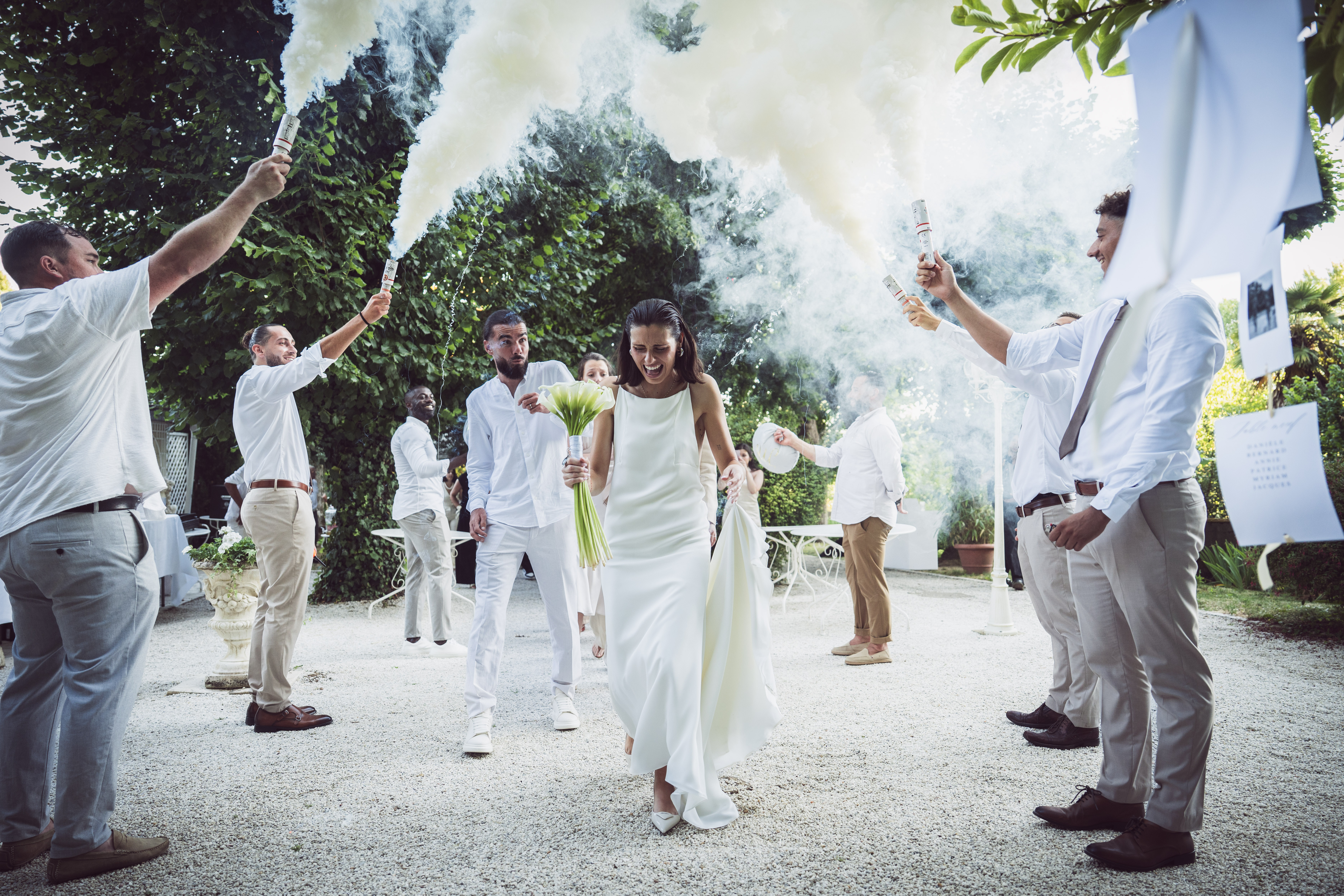 Mariage Lola & Alexis — entrée festive sous fumigènes blancs et jaunes