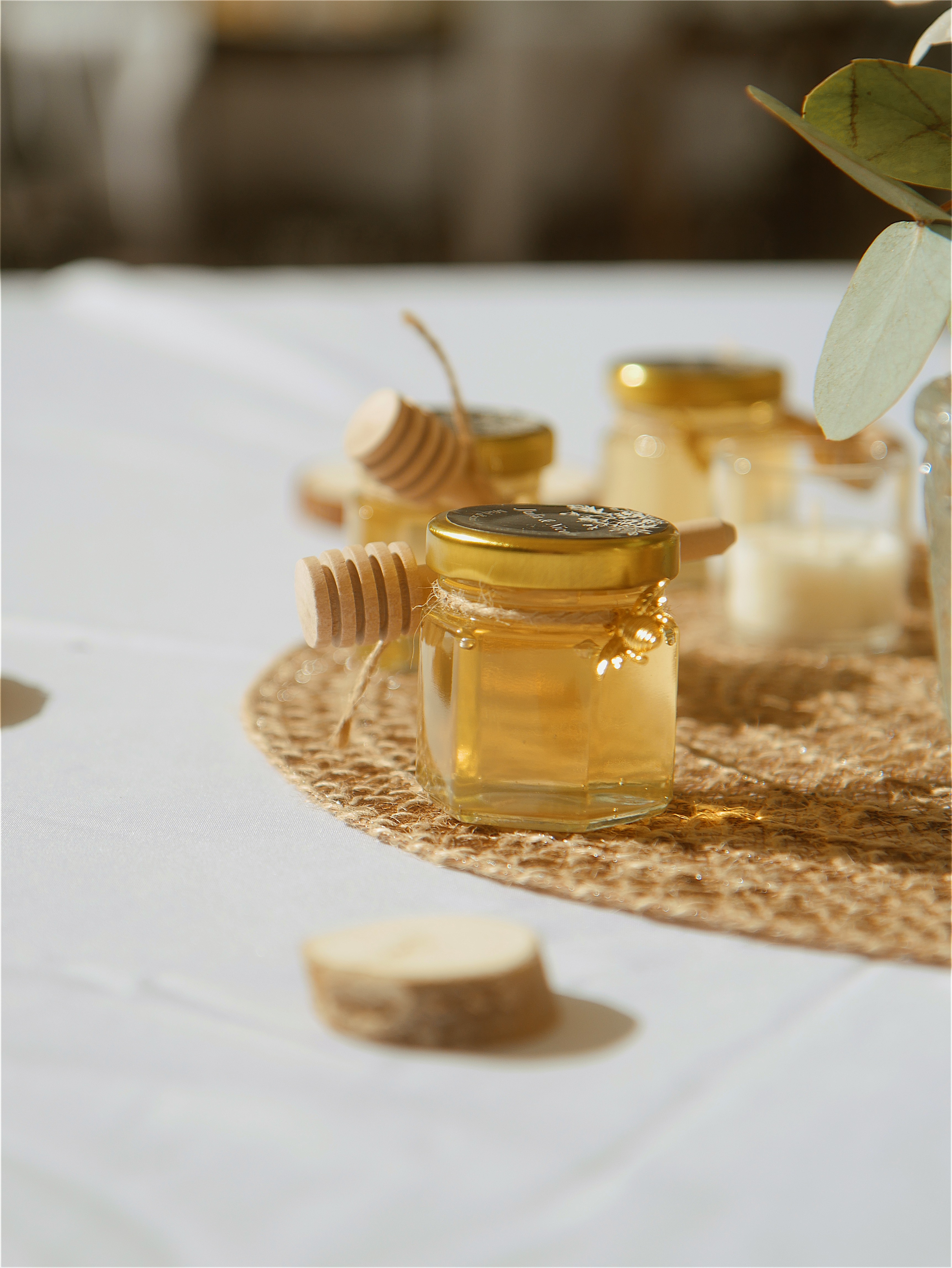 Mariage Nicolas & Julia — favours miel et bougies sur napperon en jute
