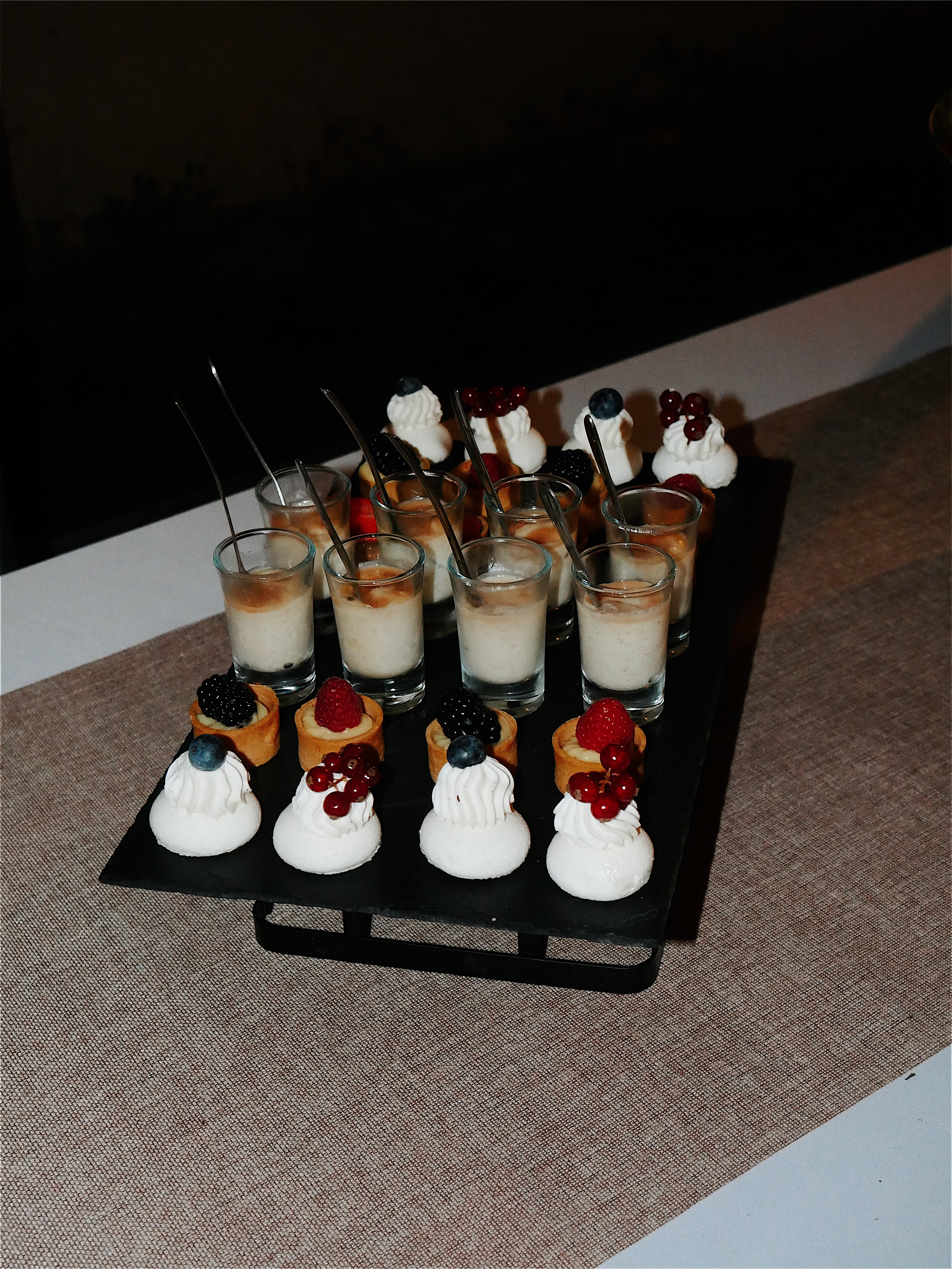 Mariage Nicolas & Julia — plateau de mignardises et desserts d'automne