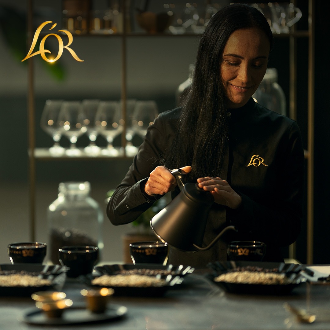 L'OR Espresso expert pouring coffee