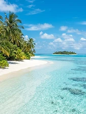 Laguna tropicale con acqua turchese trasparente e sabbia bianca