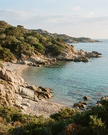 Cala mediterranea con acqua turchese e rocce di granito