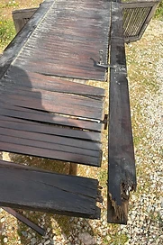 Volets en bois éclatés et pourris avant restauration Volets en bois éclatés et pourris avant restauration