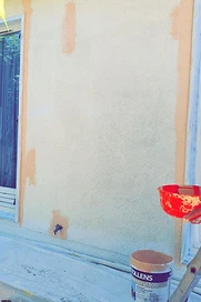 Mur de façade sous-couché avant application de la peinture Mur de façade sous-couché avant application de la peinture