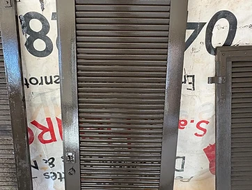 Volet persienne après peinture gris taupe Volet persienne après peinture gris taupe