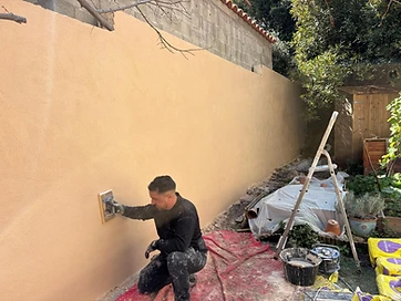 Mur de clôture après application de l'enduit taloché Mur de clôture après application de l'enduit taloché