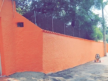 Mur d'enceinte après mise en peinture orange Mur d'enceinte après mise en peinture orange