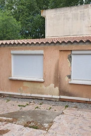 Façade de dépendance dégradée avec enduit écaillé avant travaux Façade de dépendance dégradée avec enduit écaillé avant travaux