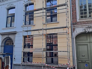 Façade de maison de ville sous échafaudage avec camionnette de chantier