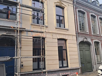 Échafaudage devant une façade de maison de ville pendant la mise en peinture jaune