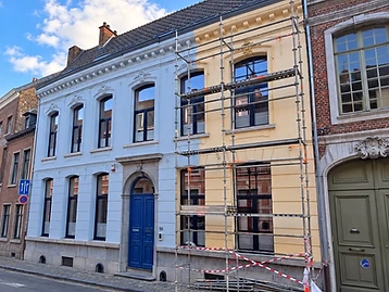 Façade de maison de ville en cours de ravalement avec échafaudage et peinture en cours