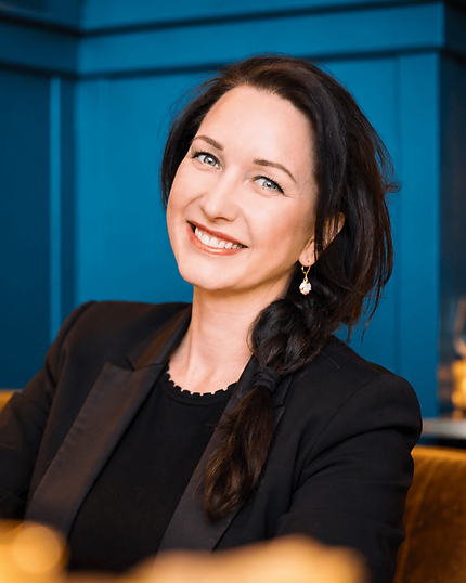 Norma aan tafel in het restaurant