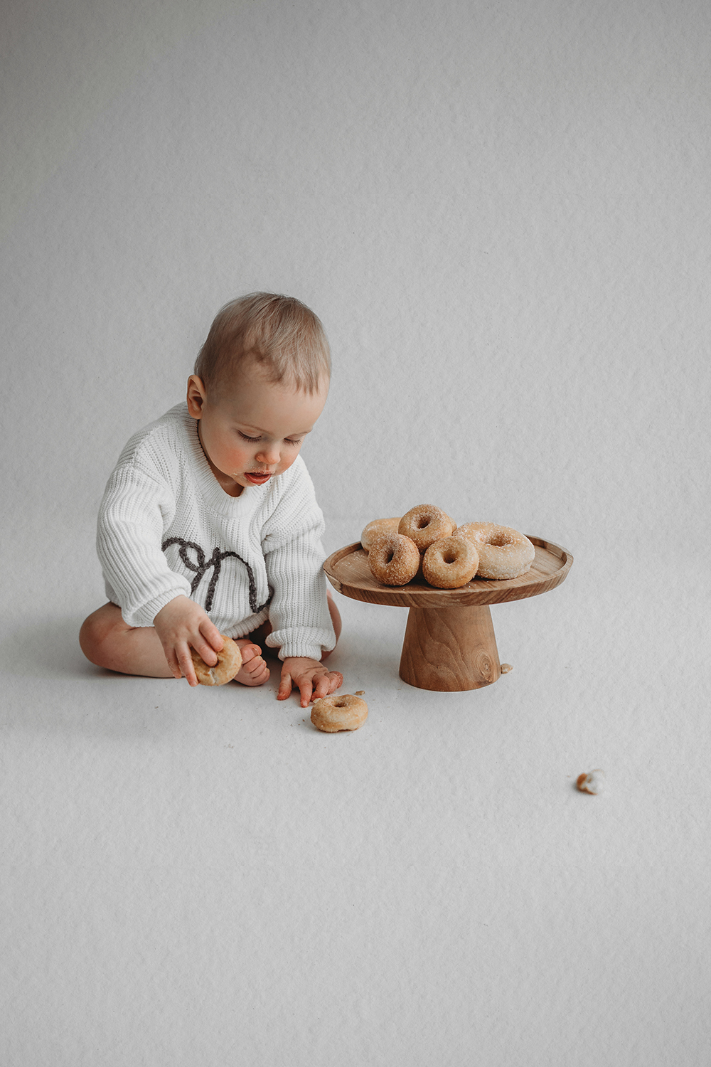 Fotoshoot baby van 10 maanden in serene studio in Zuid-Limburg