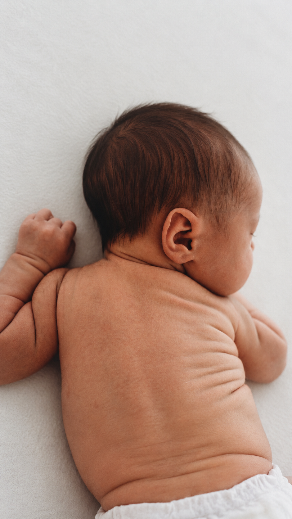 Newborn baby in de daglichtstudio — First Moments Fotografie, fotograaf Limburg