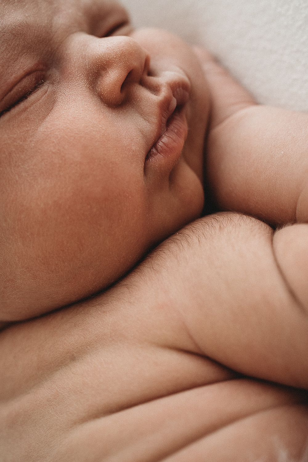 Newborn in witte doek gewikkeld