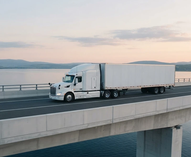 Transportfahrzeug für nationale und internationale Gütertransporte