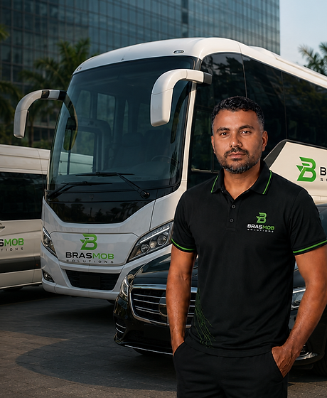 Proprietário da Brasmob uniformizado diante da frota da empresa