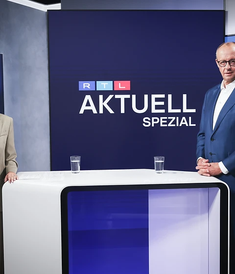 Marten Ronneburg am Tisch mit Friedrich Merz